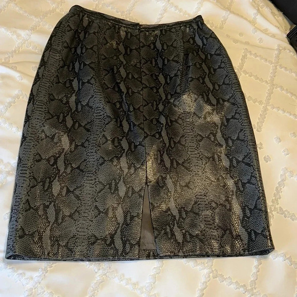 Liz Claiborne leather skirt. Size 10. - Picture 3 of 6